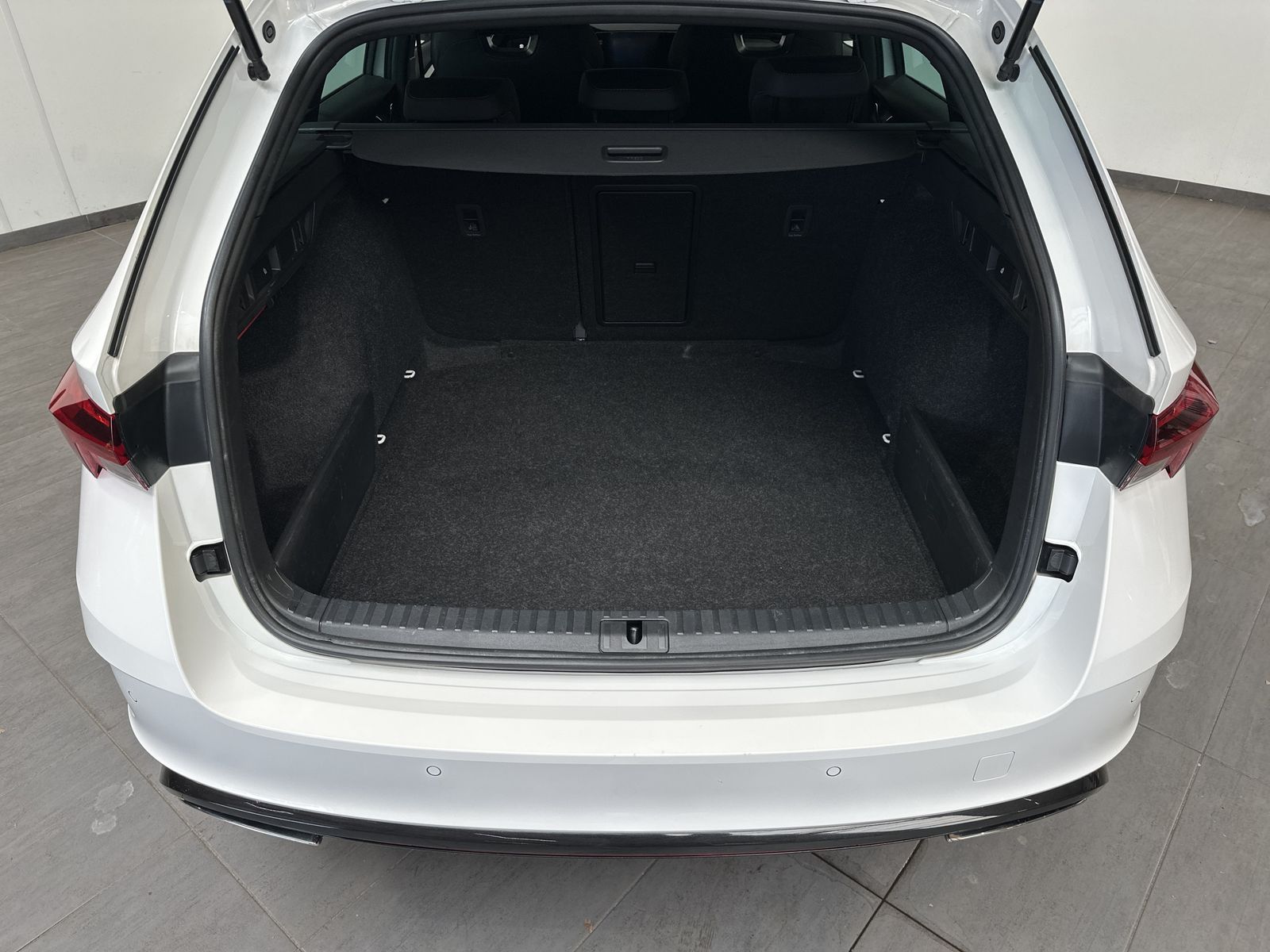 Fahrzeugabbildung SKODA Octavia Combi RS NAV+MATRIX+PANO+STHZ+18ZOLL+KAM