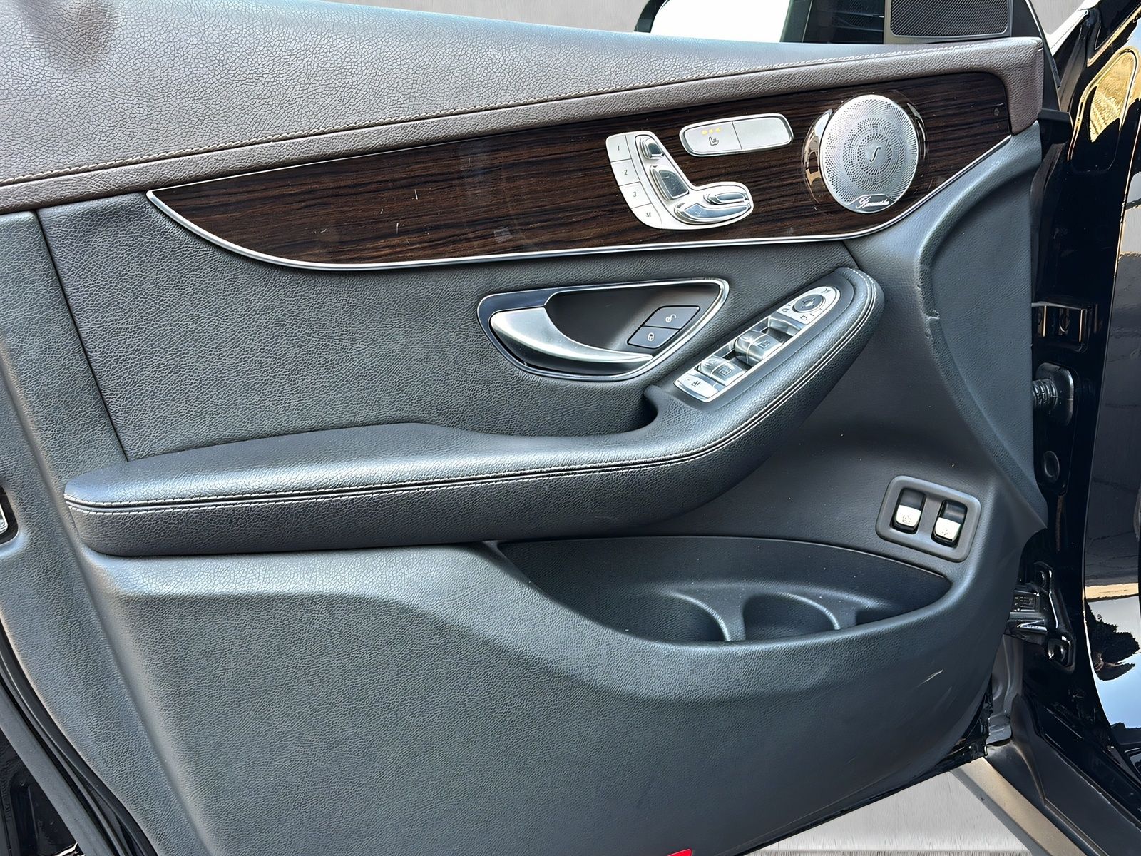 Fahrzeugabbildung Mercedes-Benz GLC 250 d 4Matic EXCLUSIVE BURMESTER AHK LED PDC
