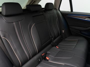 Fahrzeugabbildung BMW 520d xD Luxury Line Kamera HUD DAB HiFi DisplKey