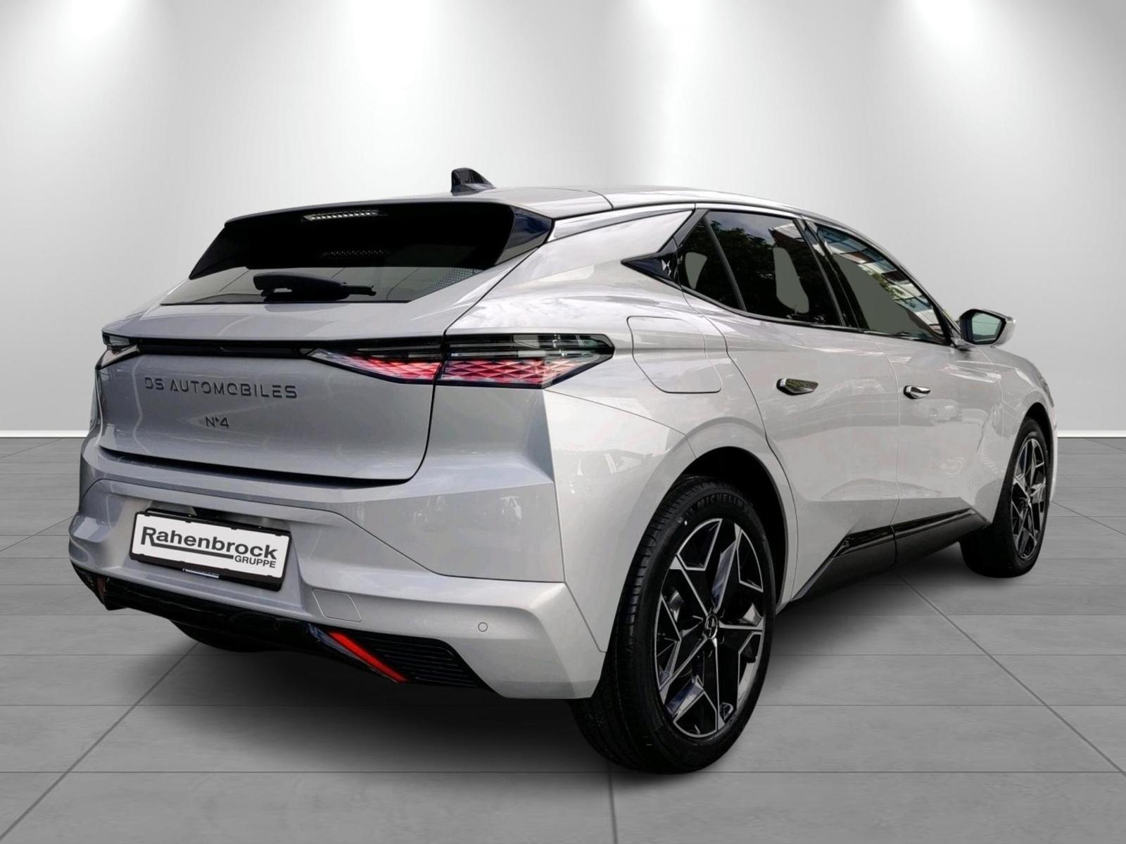 DS Automobiles N°4 ÉTOILE + Nappa BlueHDi 131 PS