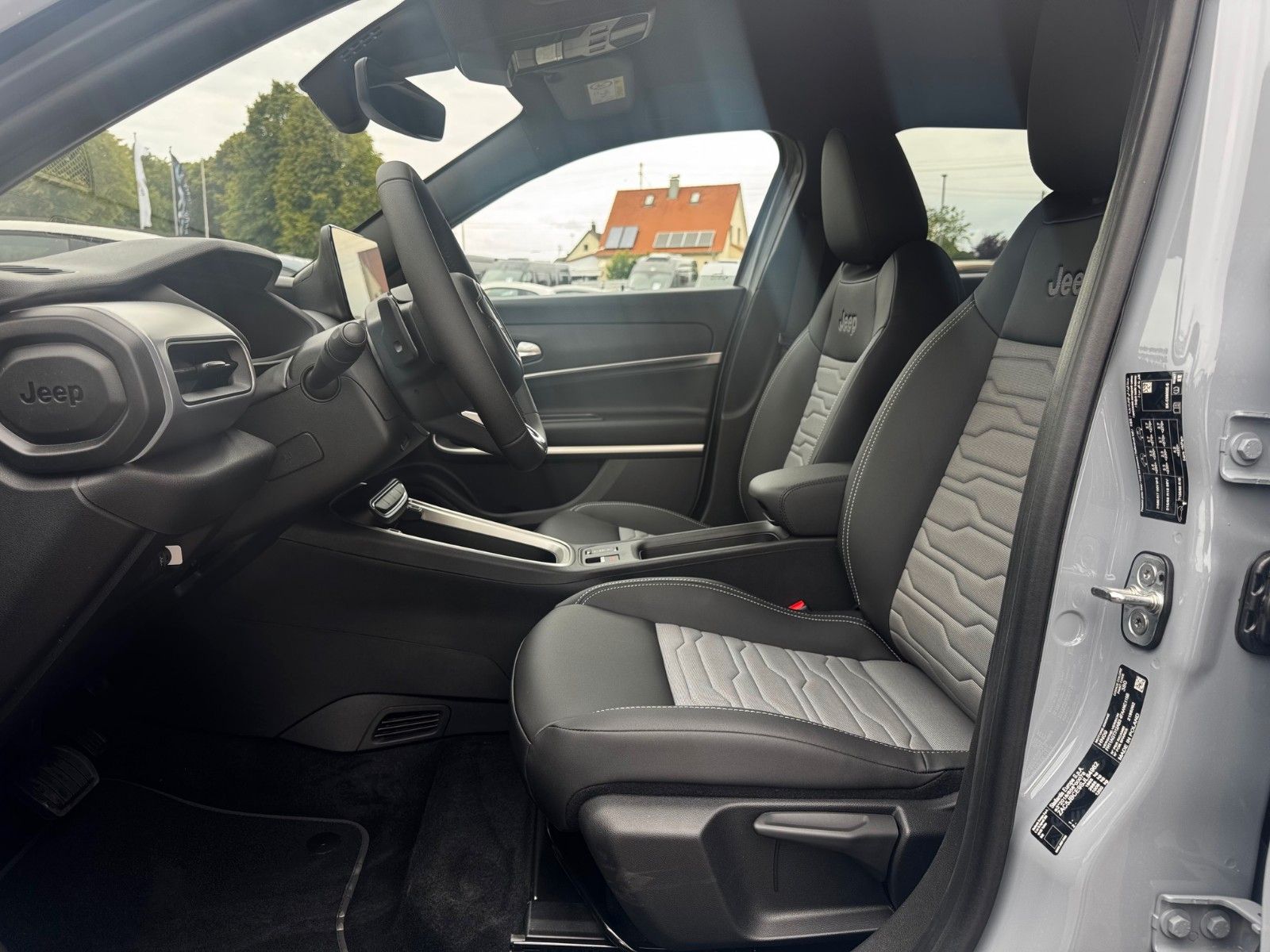 Fahrzeugabbildung Jeep AVENGER MY25 Overland 1.2l T3 4xe eAWD Navi Kam
