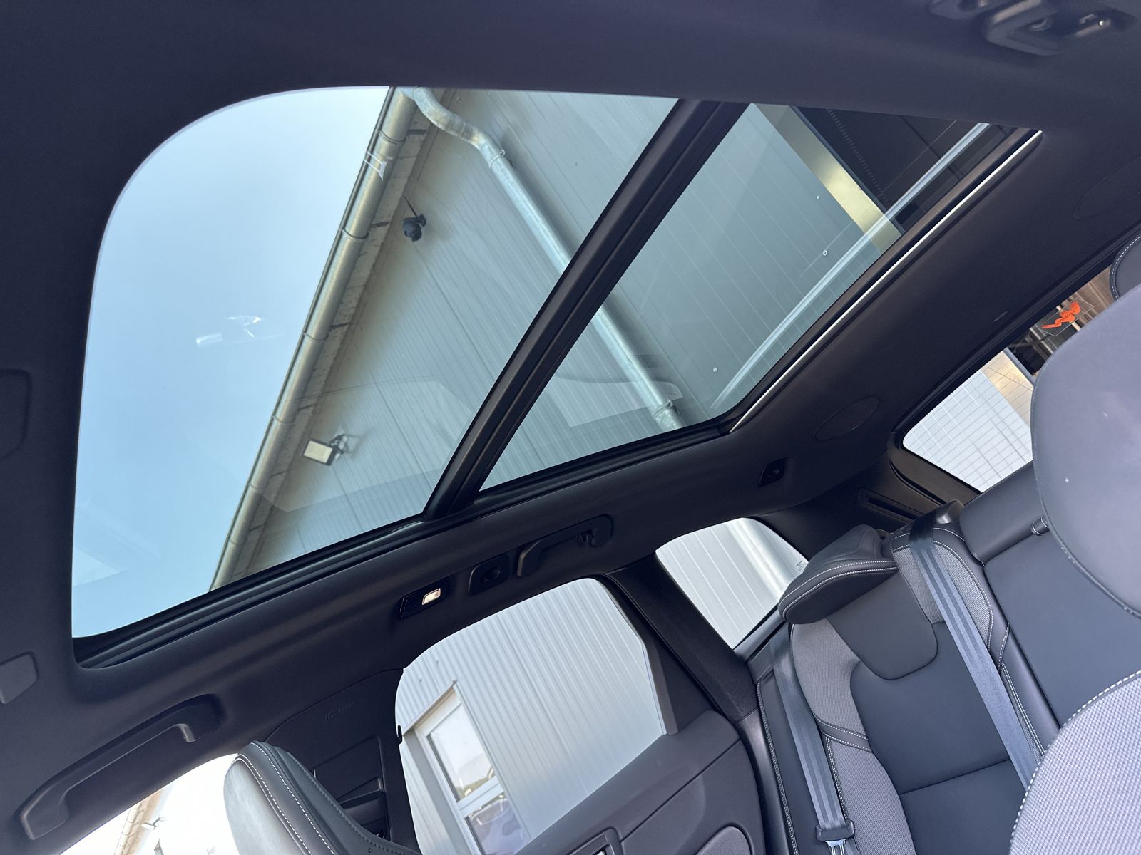 Fahrzeugabbildung Volvo XC60 B4 D AWD Plus Dark NAV+LED+AHK+H&K+PANORAMA