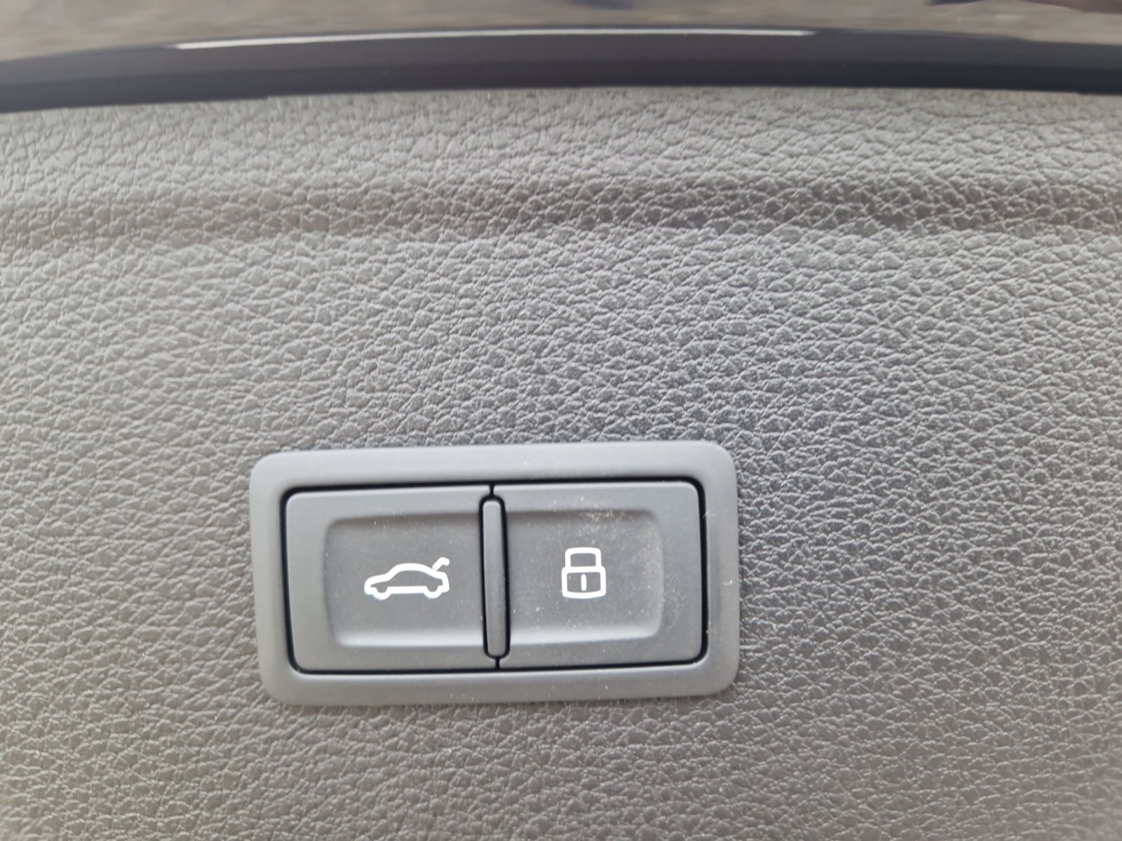 Fahrzeugabbildung Audi Q5 40 TDI quattro S line Navi RearView