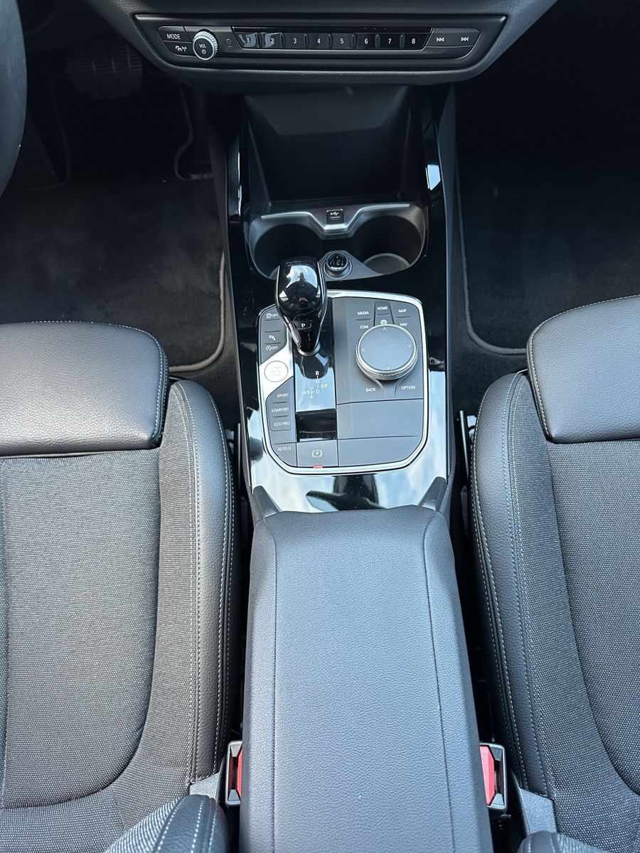 Fahrzeugabbildung BMW 118i 5-Türer Aut. Sport-Line NAV+LED+HIFI+17ZOLL