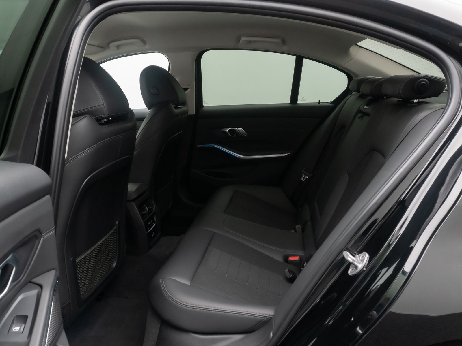 Fahrzeugabbildung BMW 330e Sport Line DAB Alarm Geschwindig Teilleder