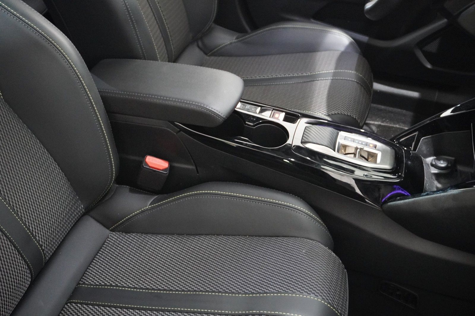 Fahrzeugabbildung Peugeot 2008 1.2 HYBRID GT E-DSC NAVI/LED/KAMERA/SPORT