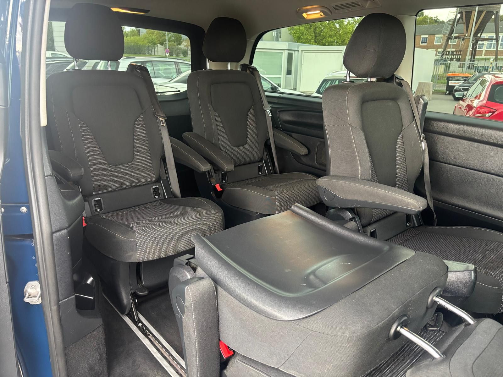 Fahrzeugabbildung Mercedes-Benz V 220 d LANG-AHK-NAV-PDC-SHZ-APP-TEMP.-DAB