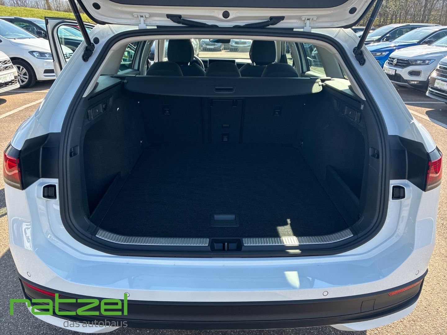 Fahrzeugabbildung Volkswagen Passat Variant 1.5 eTSI DSG Navi Digitales Cockp