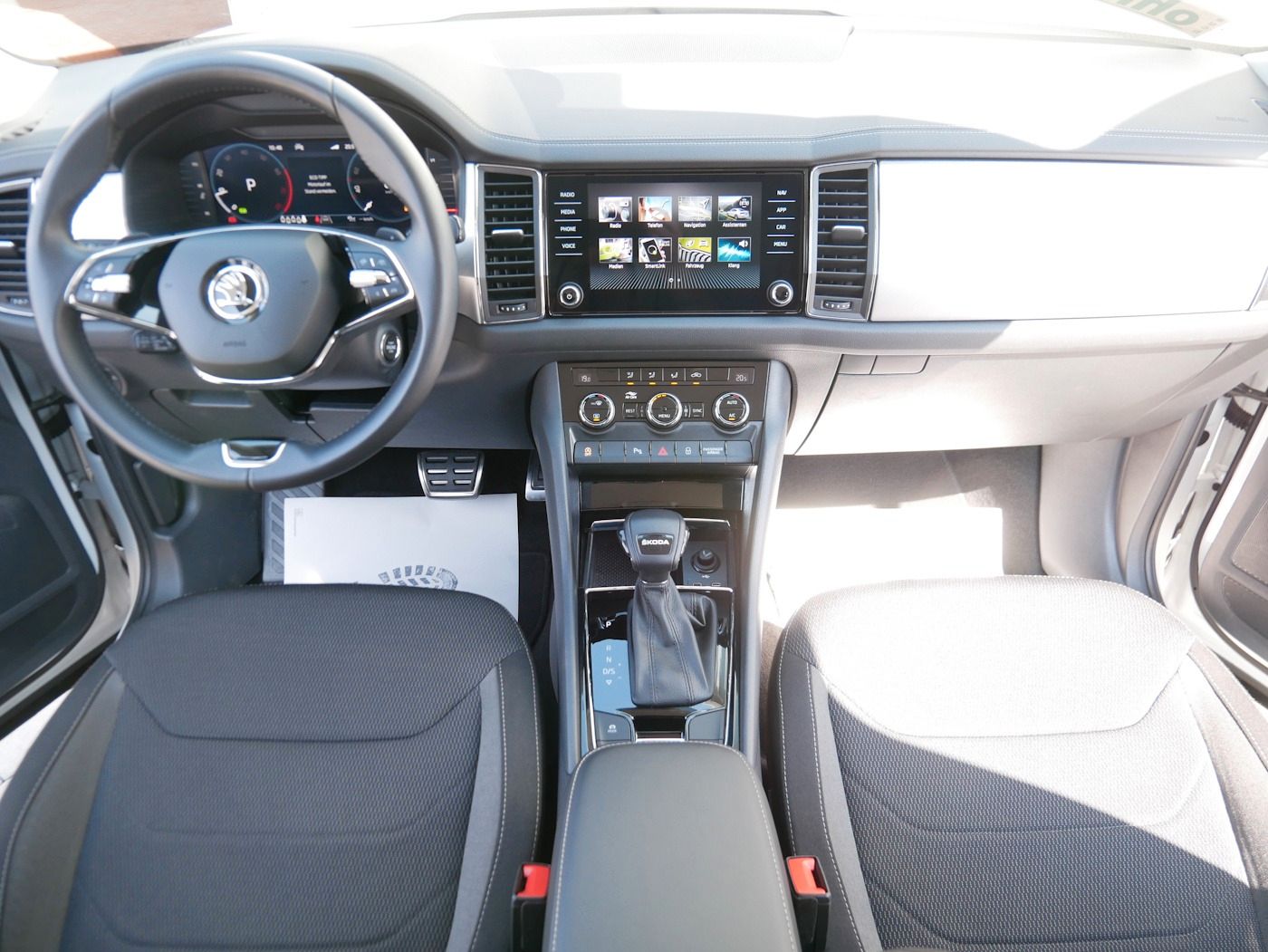 Fahrzeugabbildung SKODA Kodiaq 1.5 Ambition DSG 7-Sitze Kamera ACC MATRI