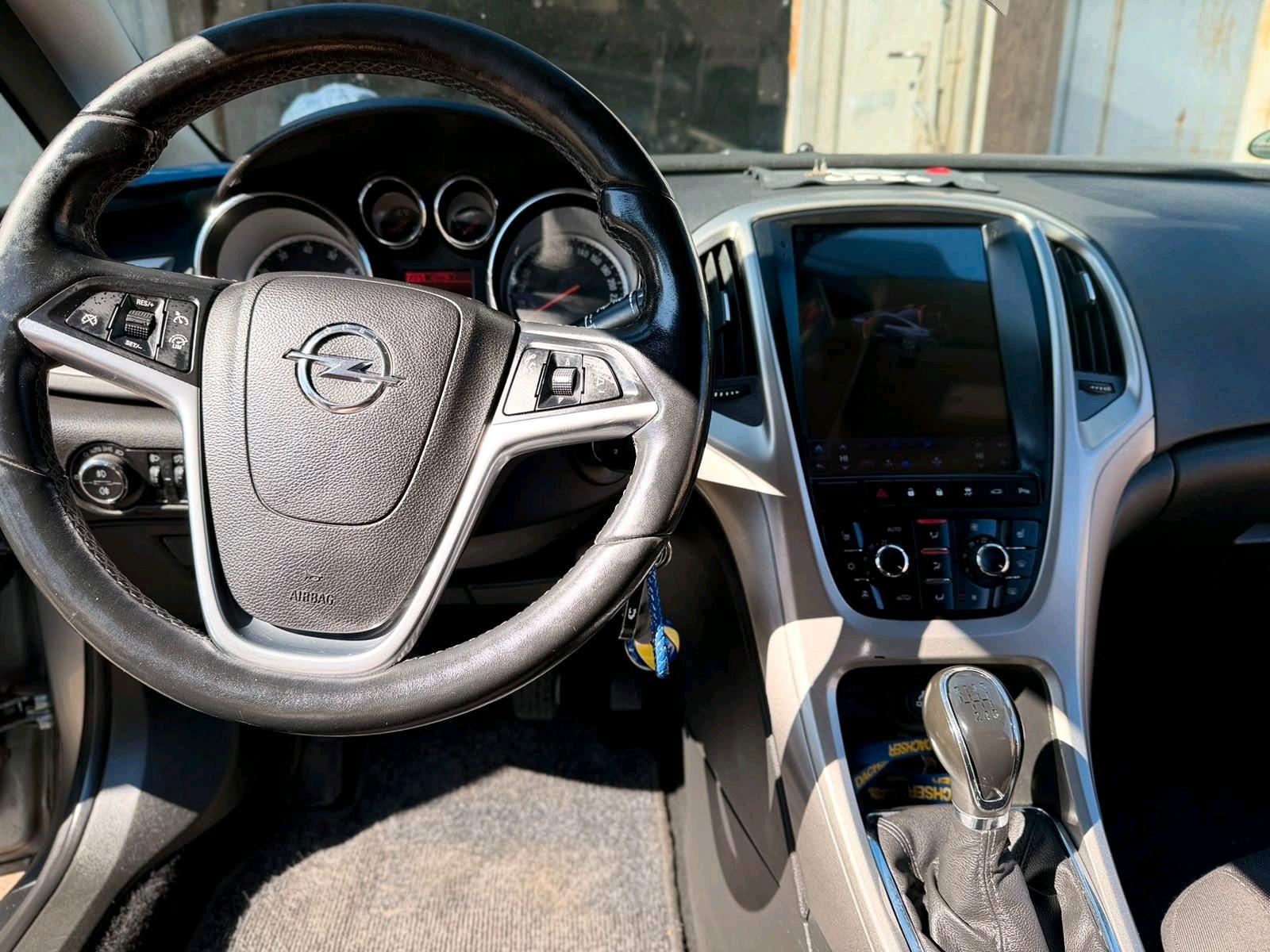 Opel Astra 2013 — rear view