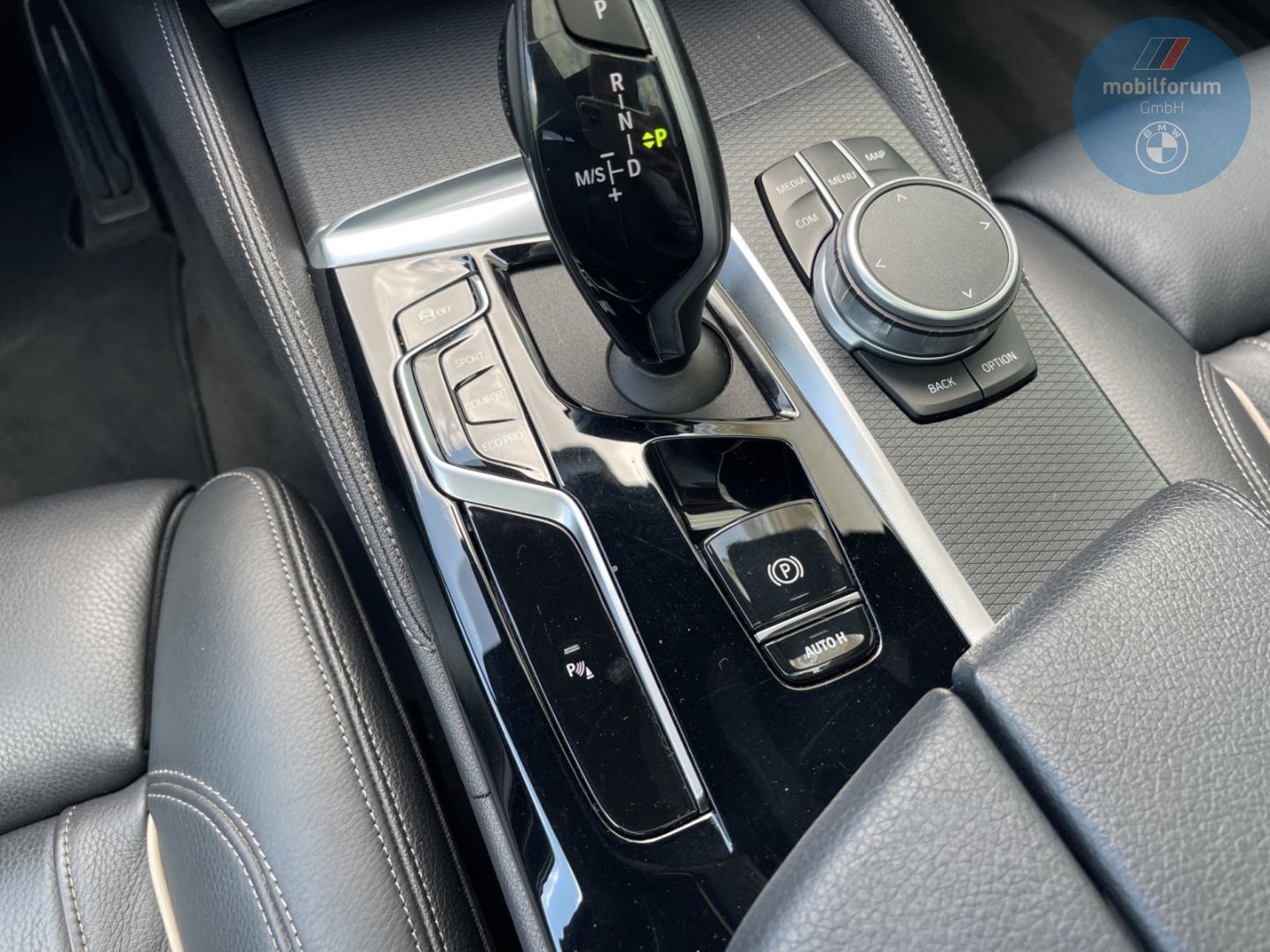 BMW 530 i Touring M-Sport AHK StandHZG Panorama foto 10