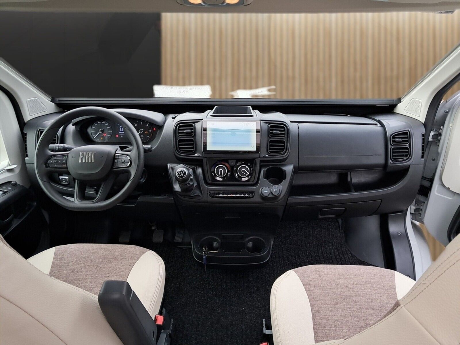 Fahrzeugabbildung Eura Mobil Van V 635 EB Captain-Chair-Sitze, Panora Skyroof