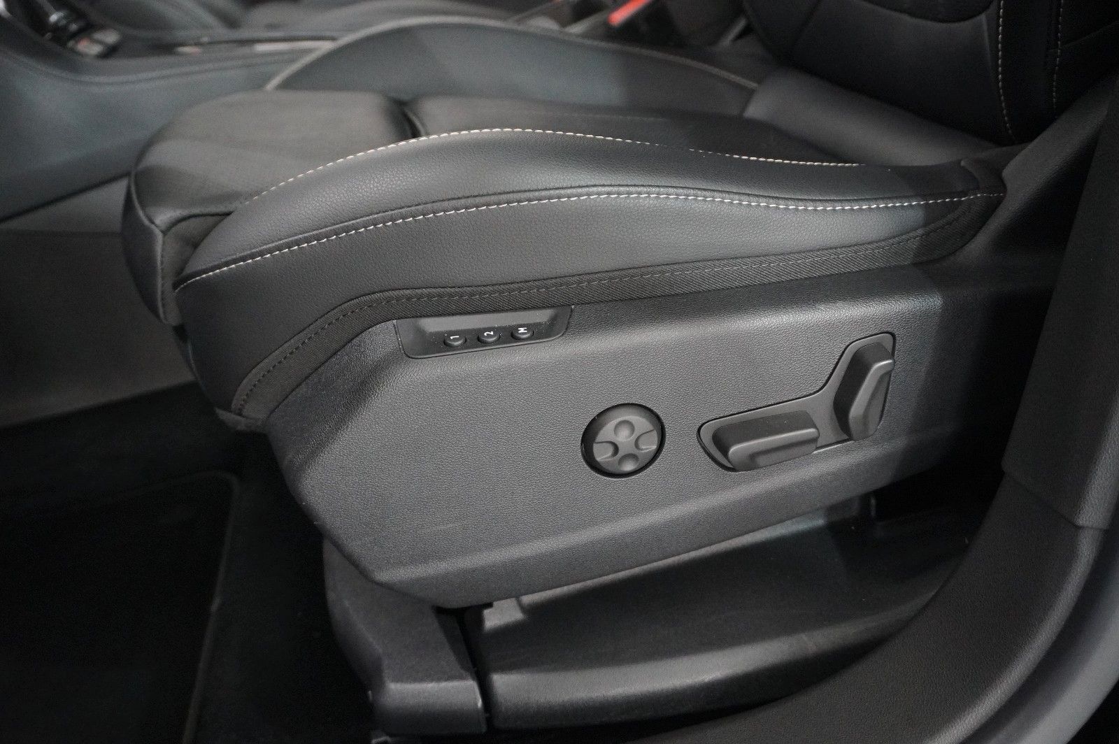 Fahrzeugabbildung Opel Grandland (X) 1.6T GSe HYBRID 4X4 NAVI/LED/SPORT