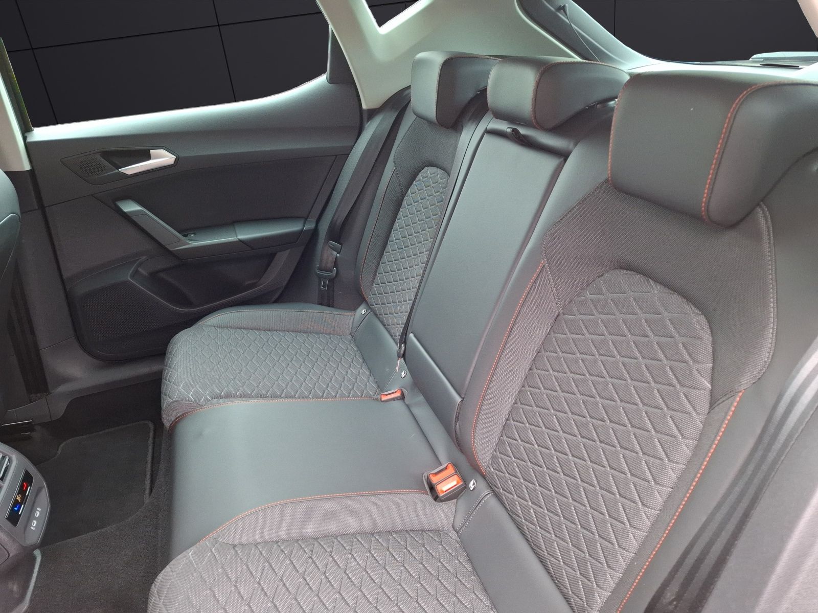 Fahrzeugabbildung SEAT Leon TDI FR-Line LED Navi GRA PDC SH LM
