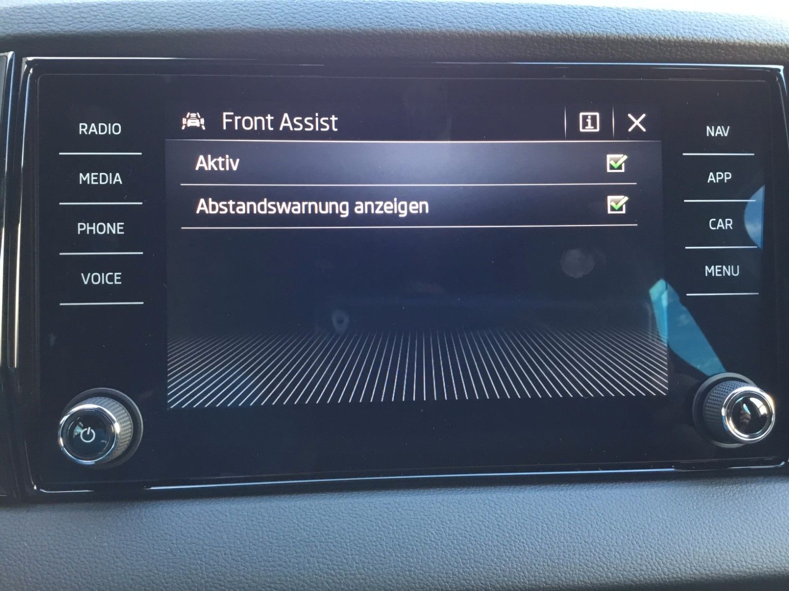 Fahrzeugabbildung SKODA Karoq 2.0l TSI DSG 4x4 Sportline+Pano+Standheizu