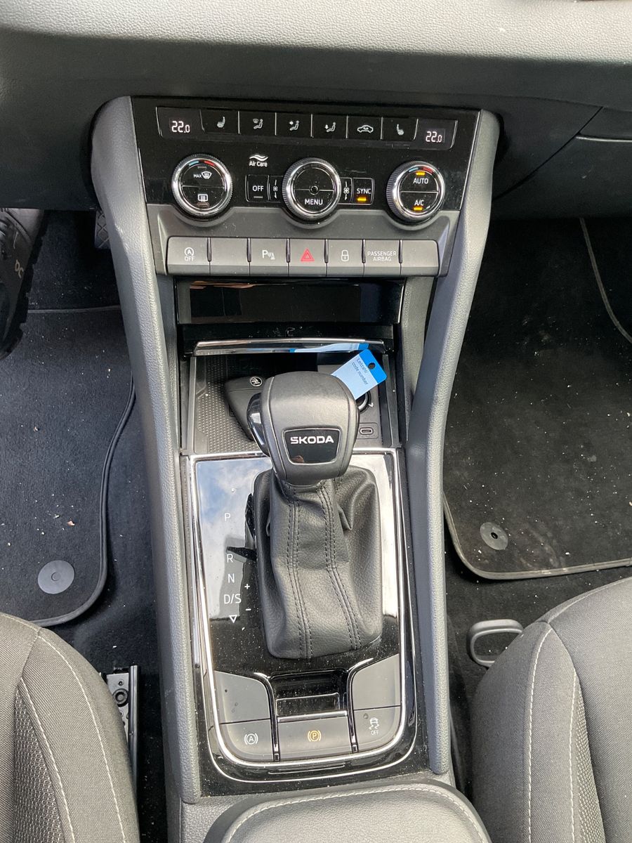 Fahrzeugabbildung SKODA Karoq 1.5l TSI DSG ACC,Kamera,Navi,LED,ACC