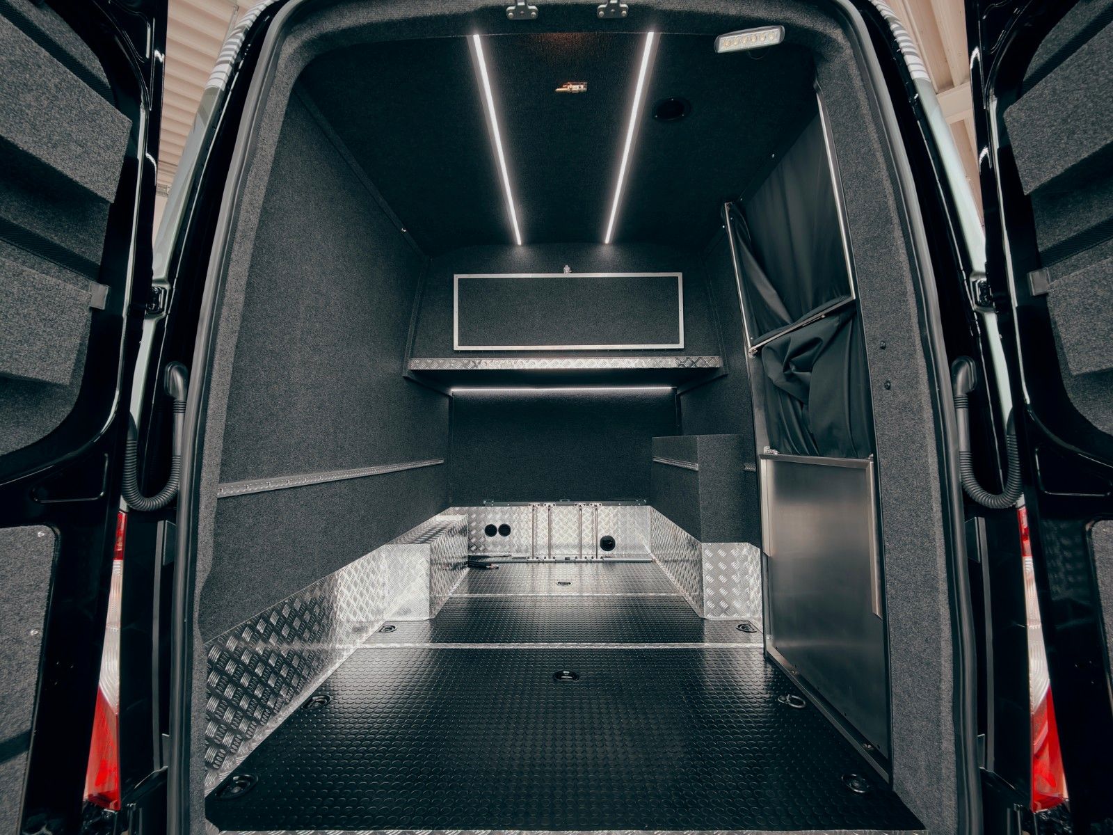 Fahrzeugabbildung Mercedes-Benz X-CROSSVAN 4x4² XXL - #1OFF