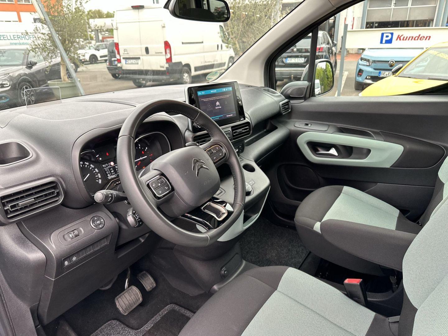 Fahrzeugabbildung Citroën Berlingo 1.2 M PT 130 S&S EAT8 Shine AHK Navi AC
