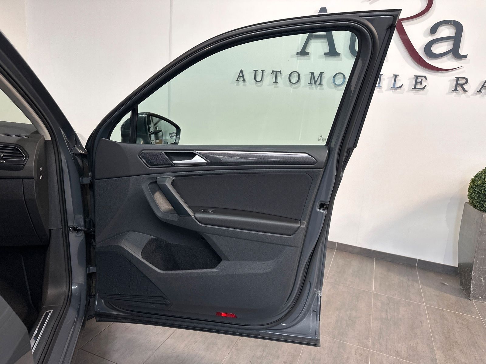 Fahrzeugabbildung Volkswagen Tiguan 2.0 TDI DSG Sport NAV+IQ-LIGHT+KAM+20ZO