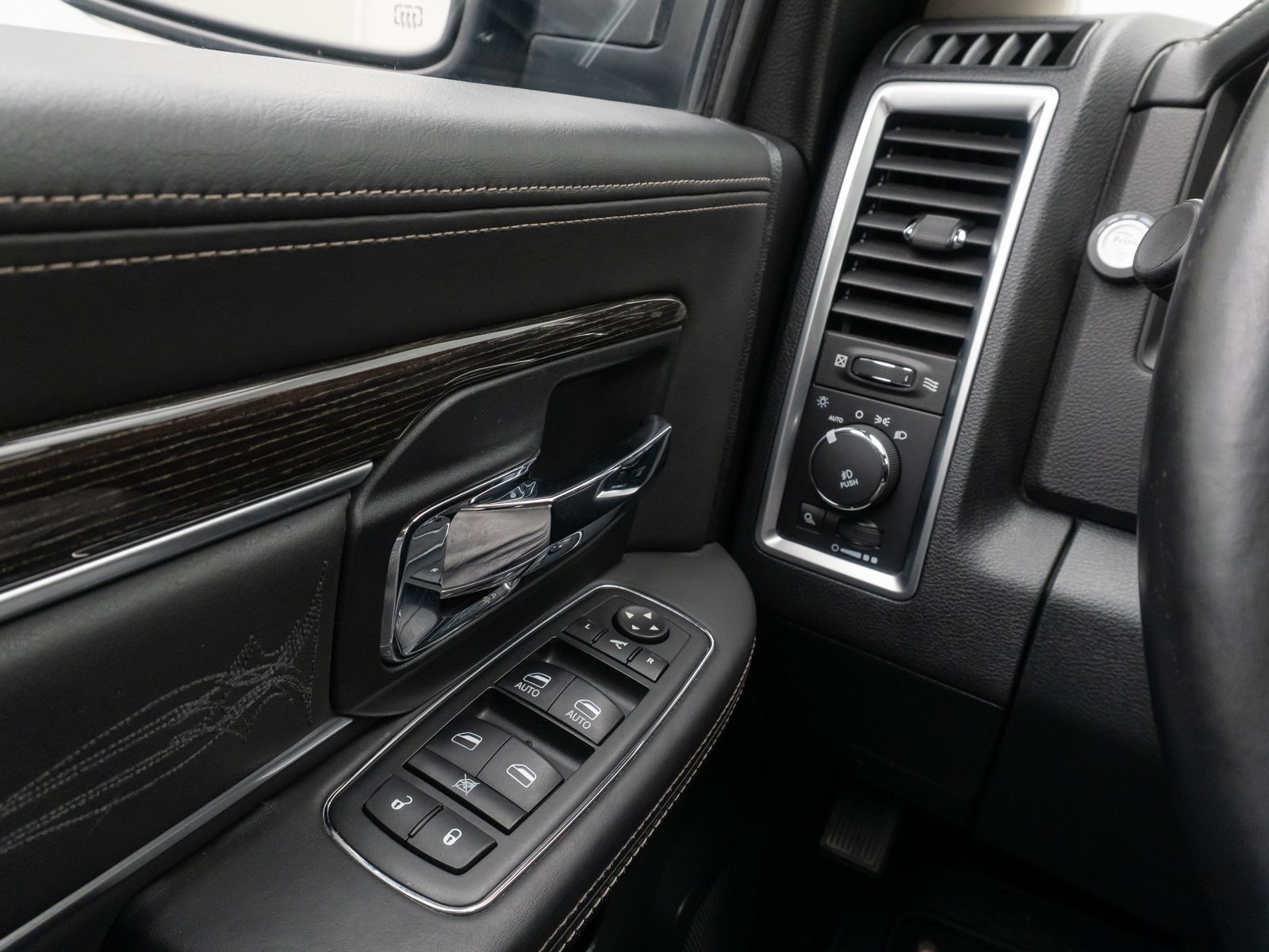 Fahrzeugabbildung Dodge RAM 1500 LIMITED Kamera Navi Belüftung Leder 20"