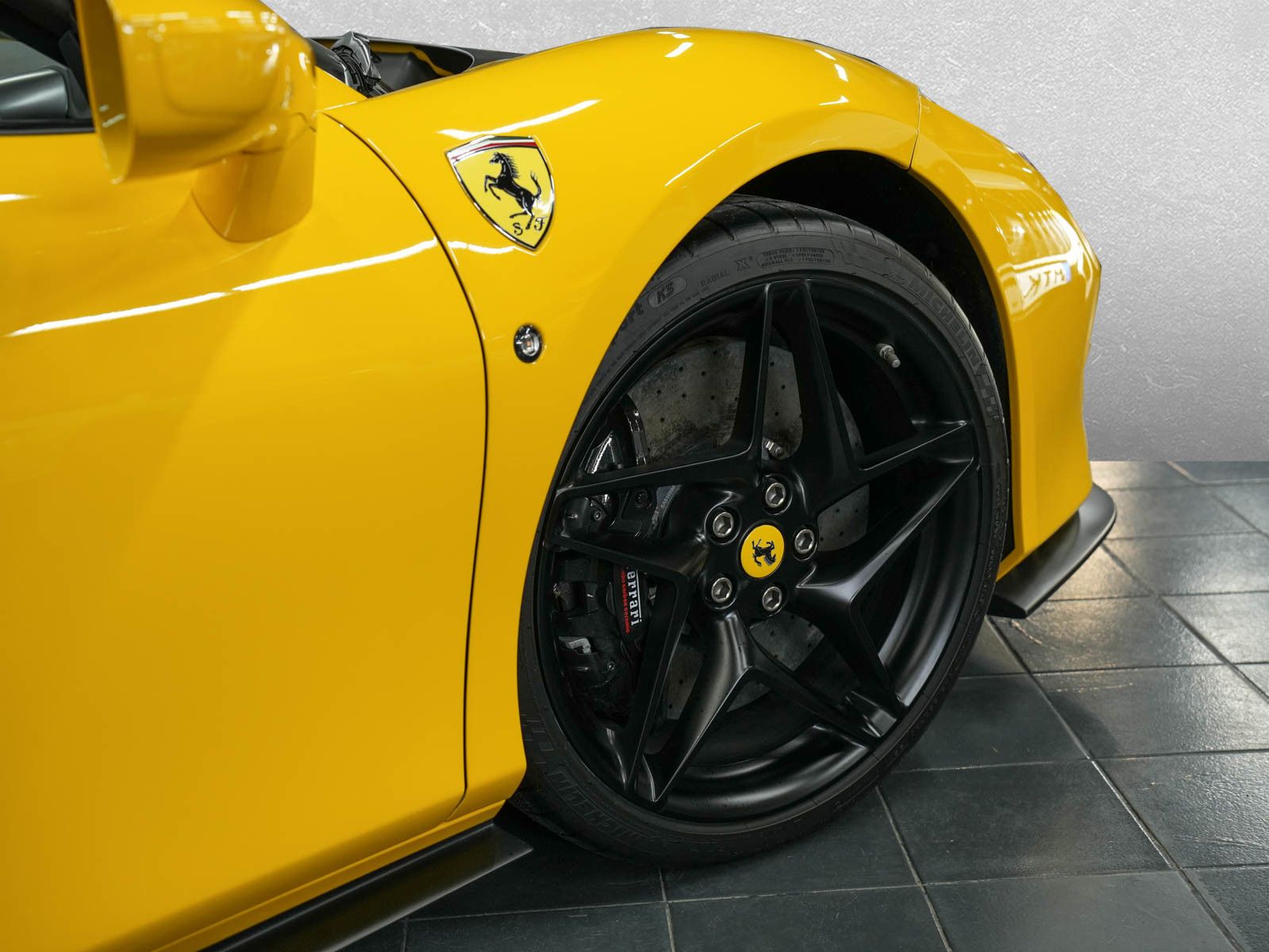 Fahrzeugabbildung Ferrari F8 Spider - Carbon! |Racing Sitze|JBL|BF-Display