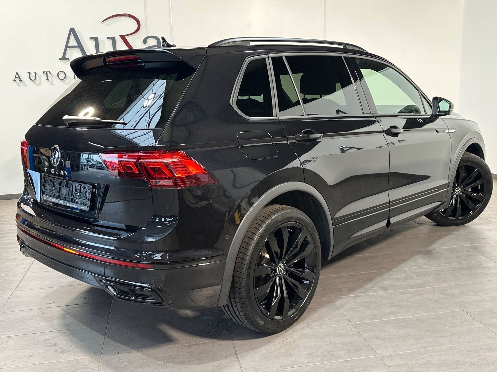 Fahrzeugabbildung Volkswagen Tiguan 1.5 TSI DSG R-Line NAV+LED+20ZO+HUD