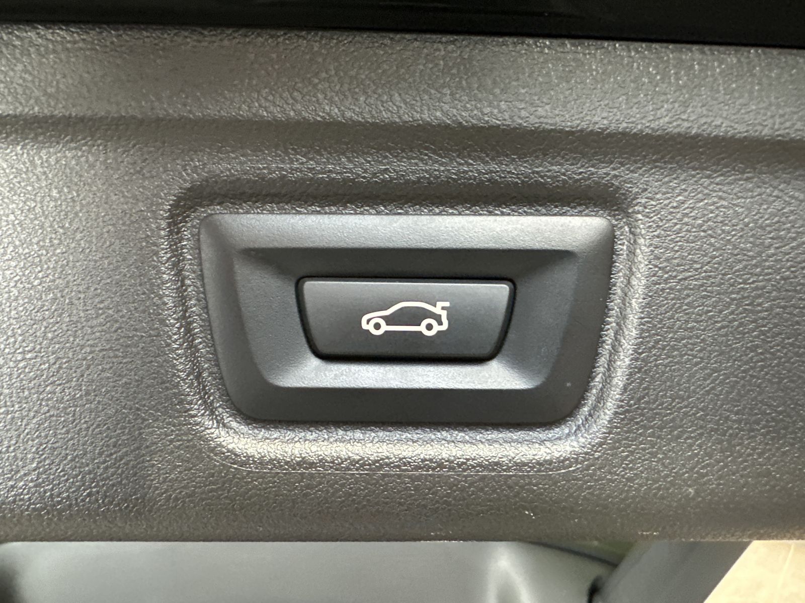 Fahrzeugabbildung BMW 330e Touring xDrive M-Sport NAV+LED+PANO+HEAD-UP