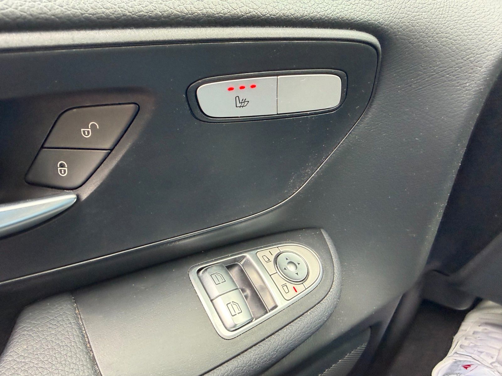 Fahrzeugabbildung Mercedes-Benz V 220 d DISTRONIC AHK 2,5to Standheizung
