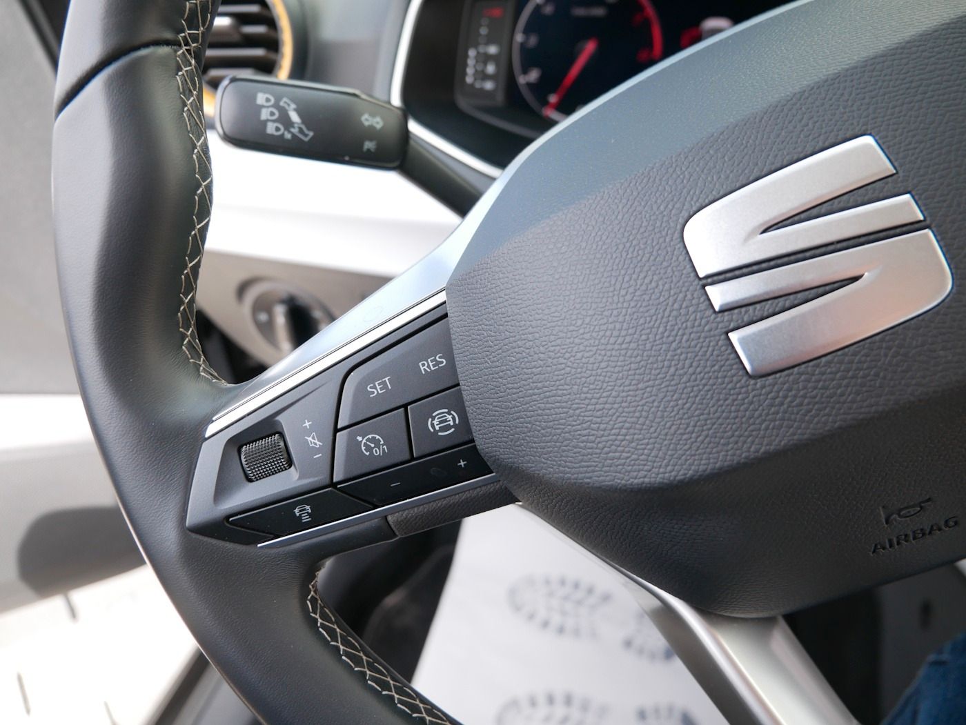 Fahrzeugabbildung SEAT Arona 1.0 Style ACC NAVI PDC LED Klimaautomatik