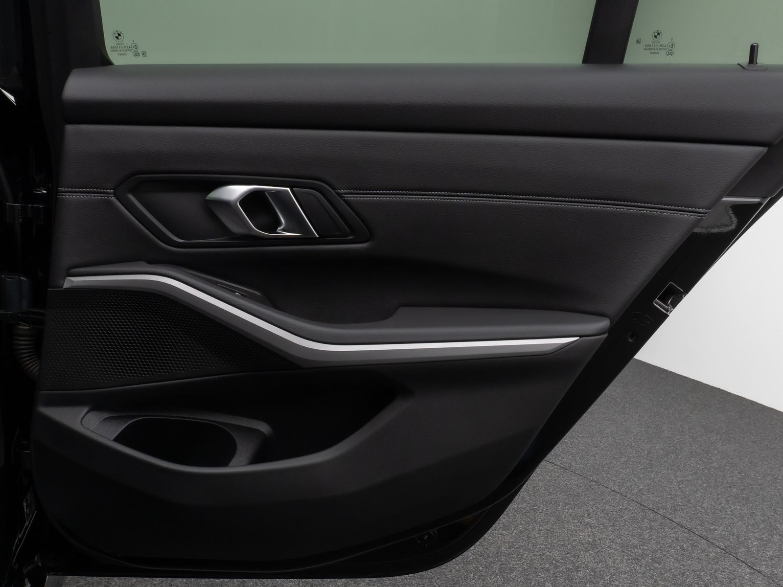 Fahrzeugabbildung BMW 330e Panorama Kamera HUD DAB HiFi Leder Sport