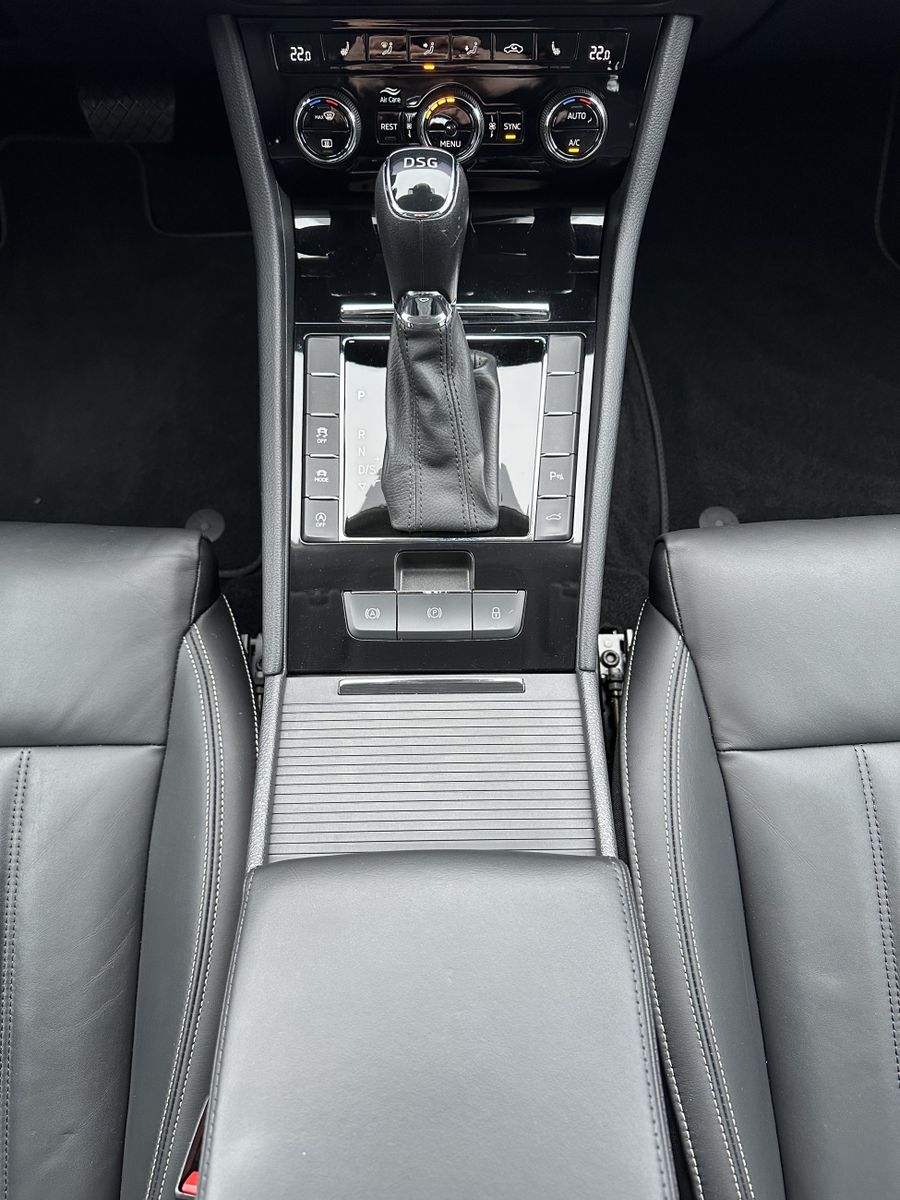 Fahrzeugabbildung SKODA Superb Combi 2.0 TSI DSG L&K NAV+LED+KAM+19ZO+VC