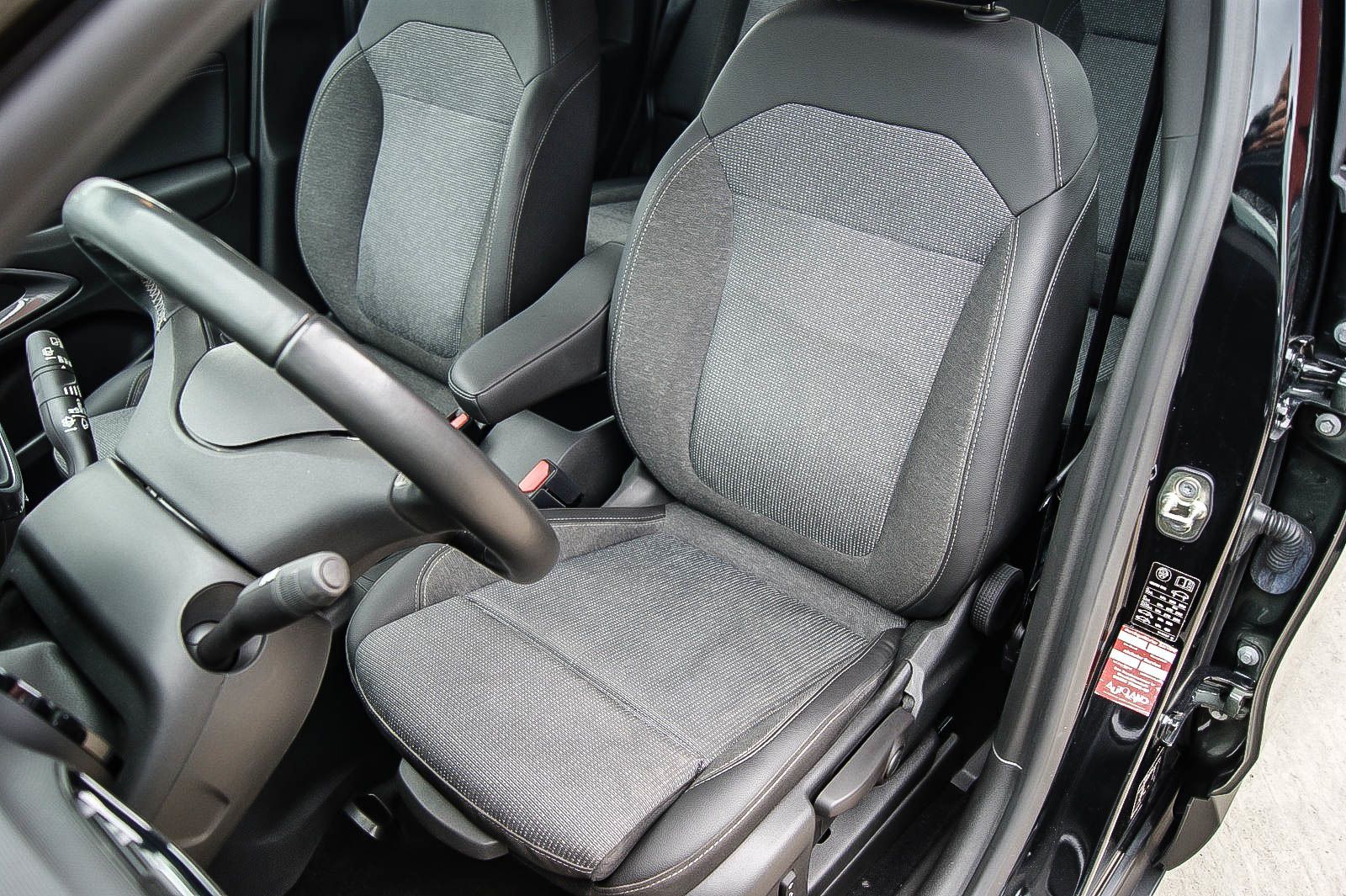 Fahrzeugabbildung Opel Crossland X 1.2 Elegance Automatik LED SIHZG LRH