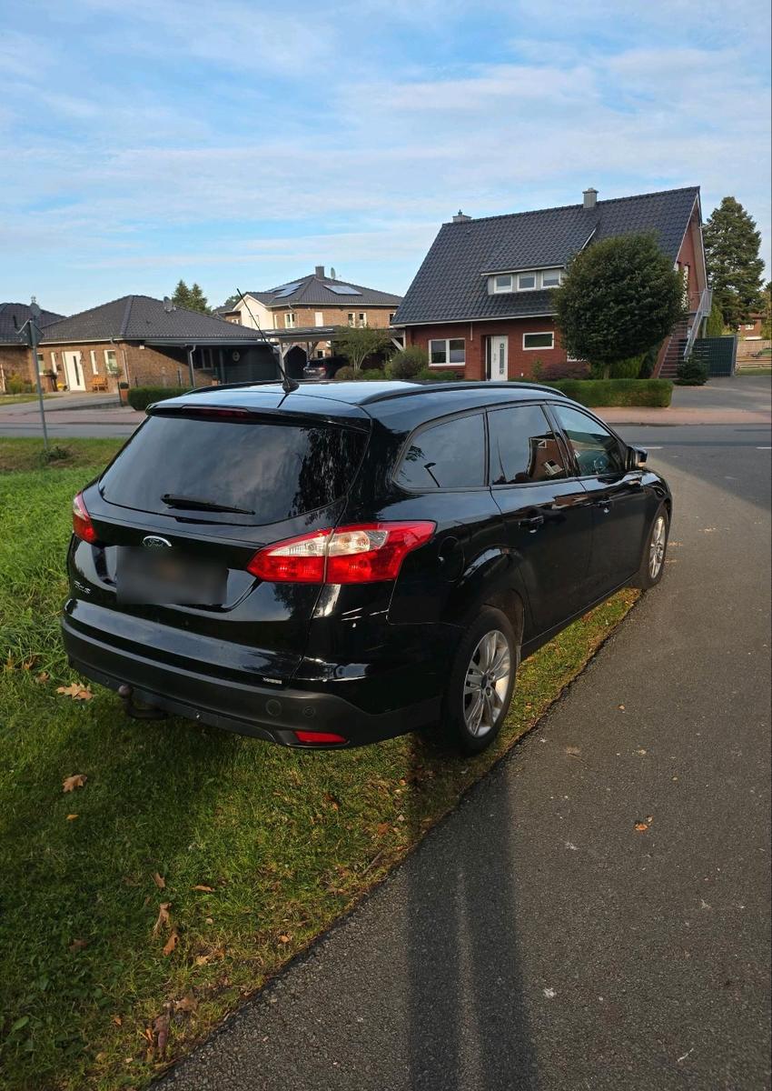 Ford Focus 2011 — interior