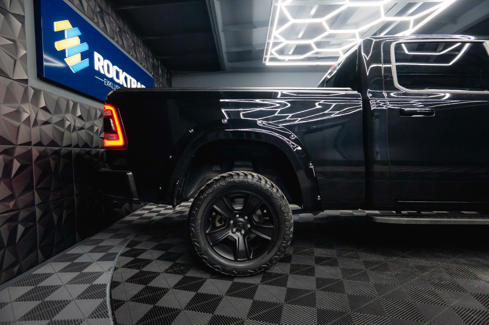 Fahrzeugabbildung Dodge RAM 5.7 V8 HEMI 4x4 BLACK EDITION Longbed 19%