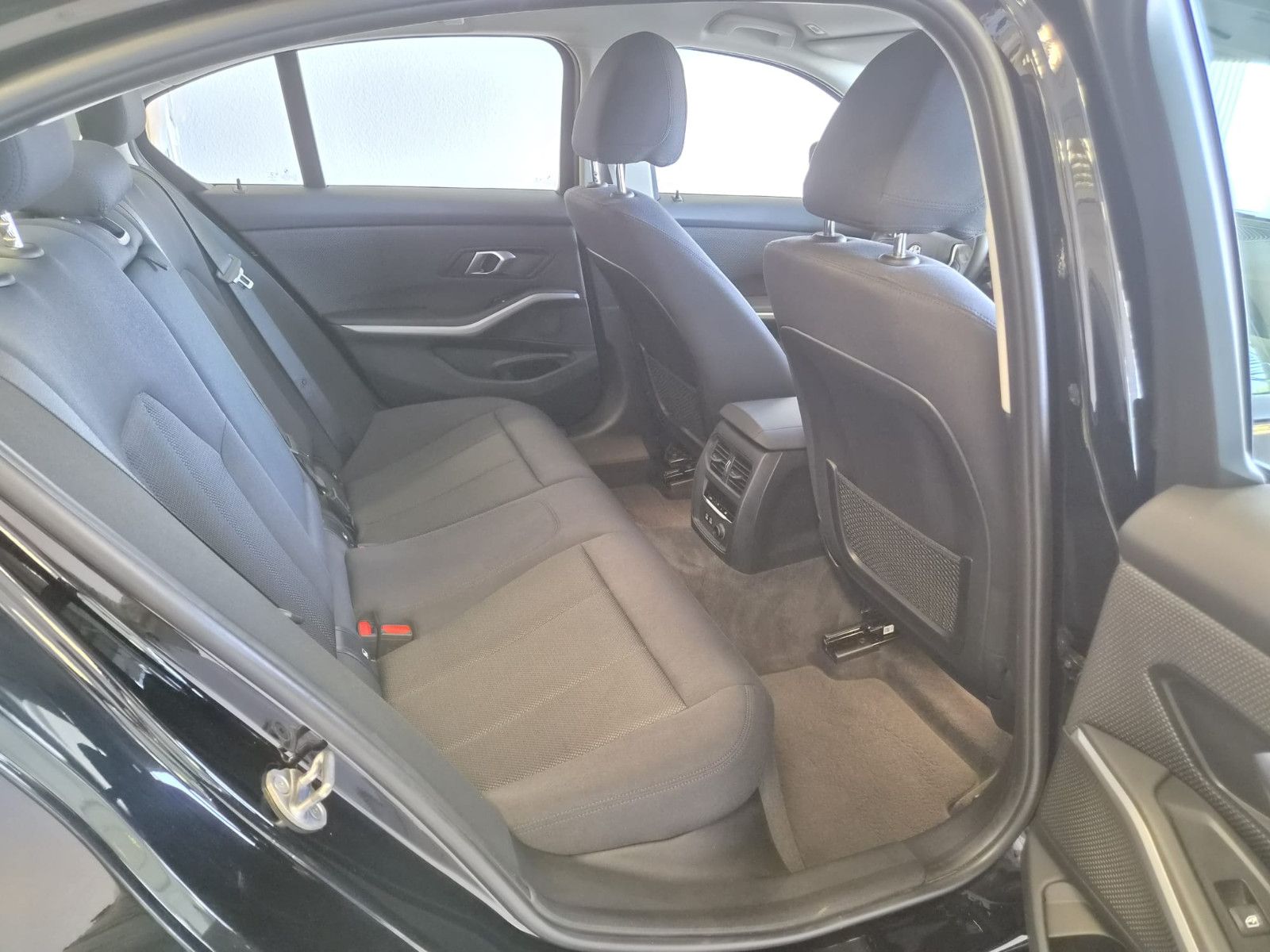 Fahrzeugabbildung BMW 330 e Advantage / NAVI / KLIMA / Garantie