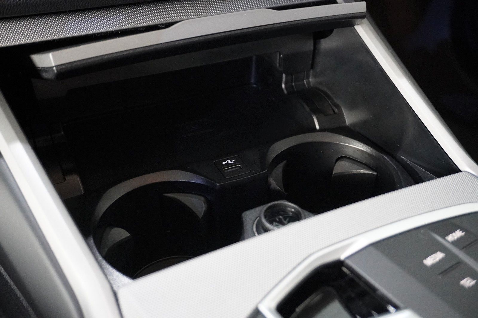 Fahrzeugabbildung BMW 320D TOURING X-DRIVE NAVI/LED/VIRTU./SHZ/DAB+
