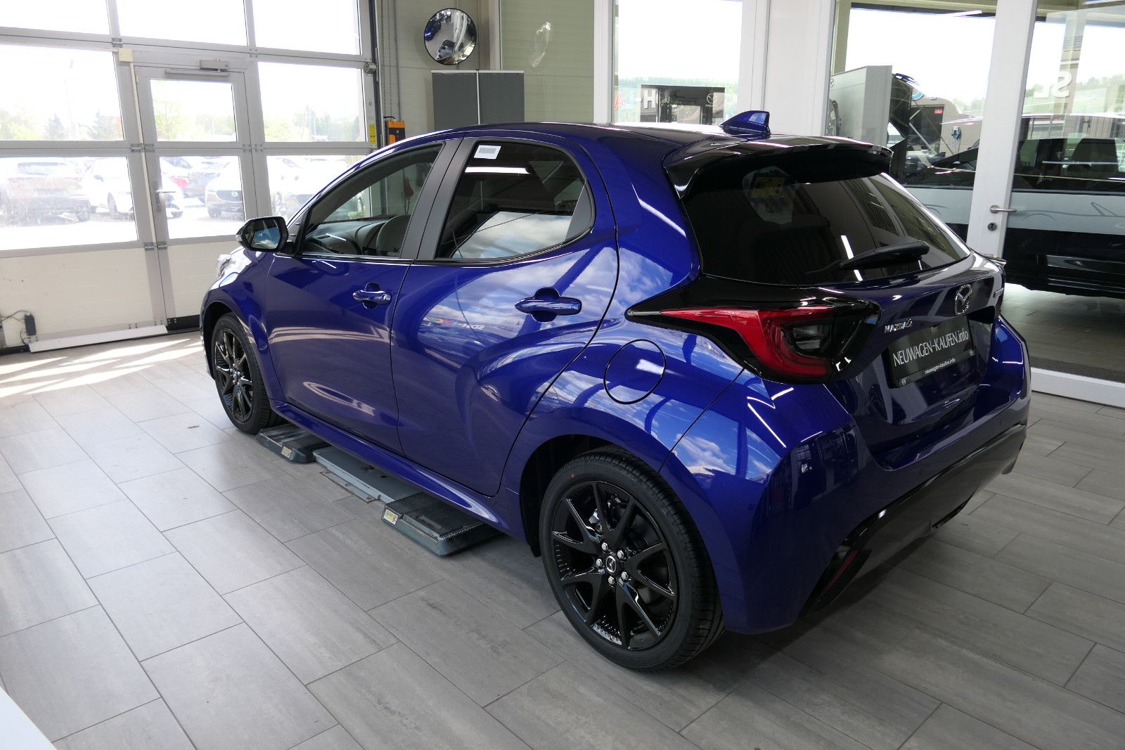 Mazda 2 Hybrid CVT HOMURA PLUS 2026 VOLLAUSSTATTUNG imagem 3