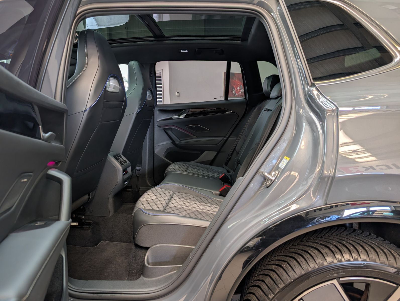 Fahrzeugabbildung Volkswagen Tiguan 2.0TDI R-Line 4M Pano H/K AHK Matrix 20"