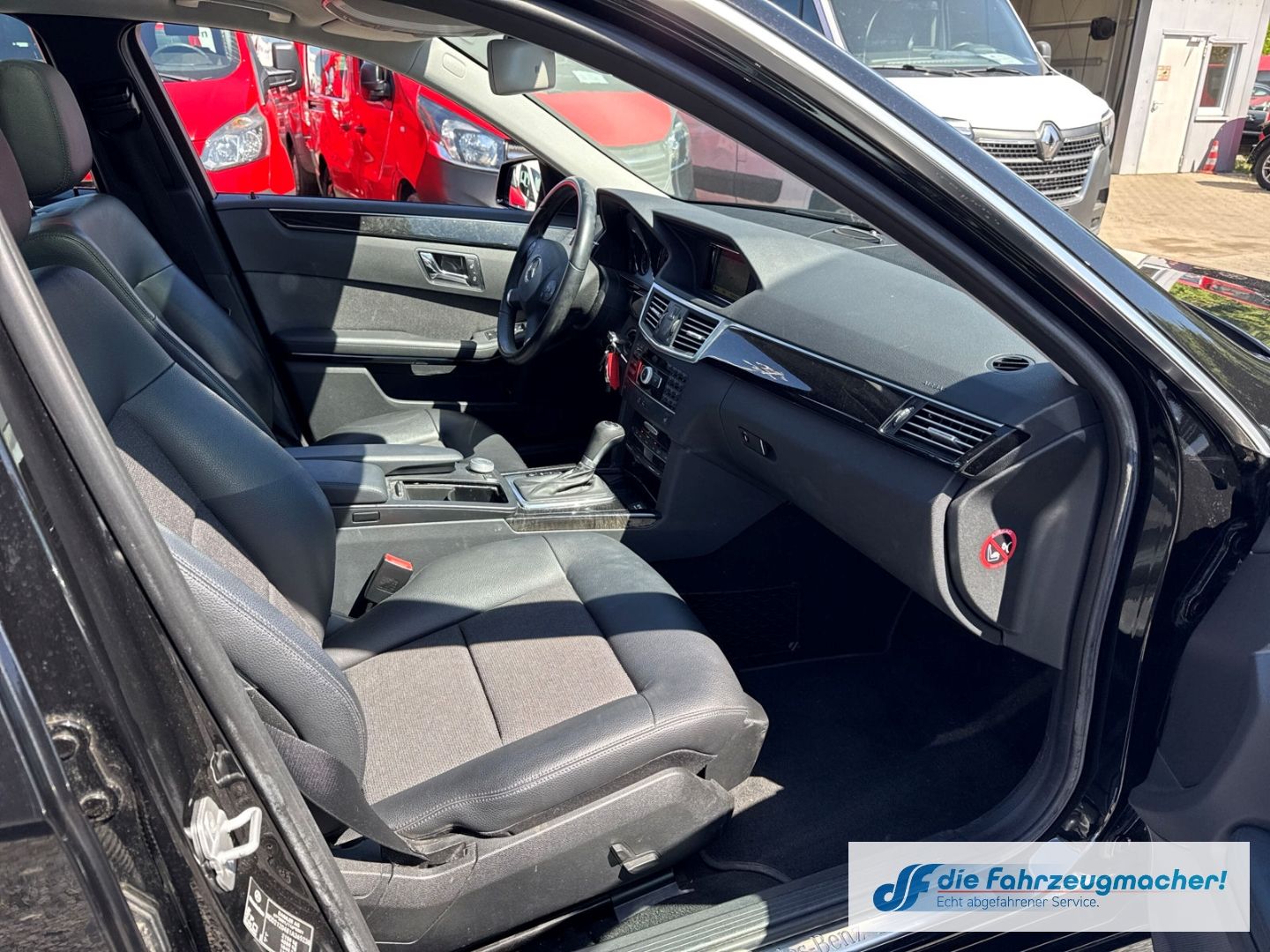Fahrzeugabbildung Mercedes-Benz E 200 CGI BlueEfficiency Navi Bi-Xenon Kurvenlic