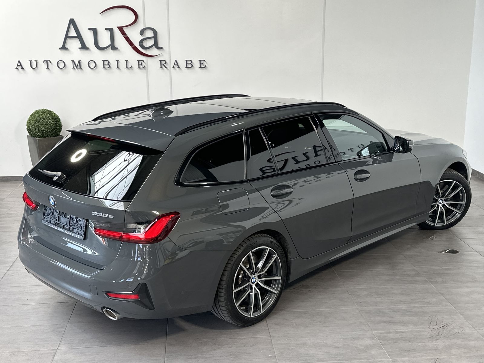 Fahrzeugabbildung BMW 330e Touring xDrive Sport Line NAV+LED+AHK+PANO