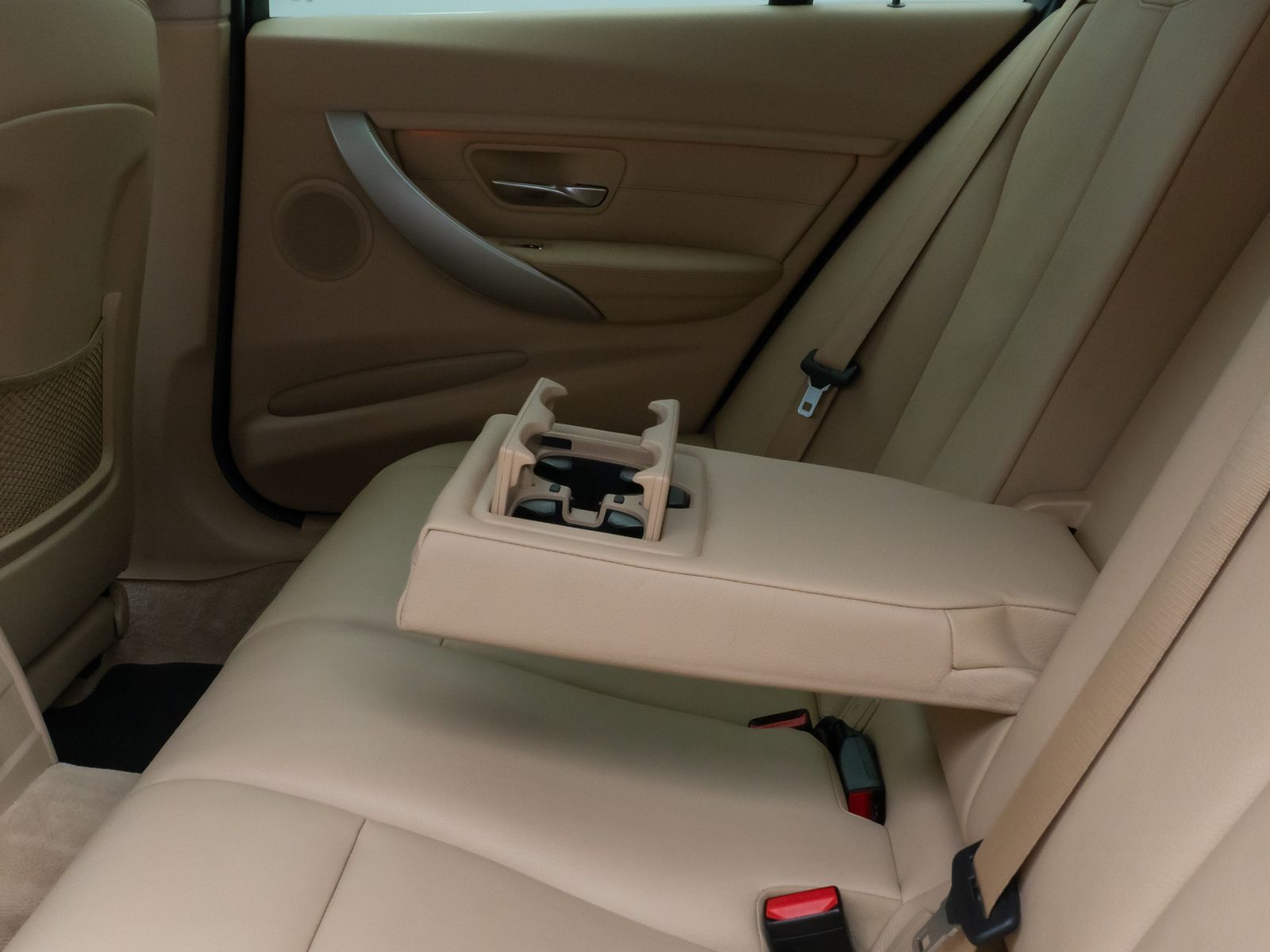 Fahrzeugabbildung BMW 320d xD PDC HUD Lenkrhzg Stop&Go Alarm Komfort