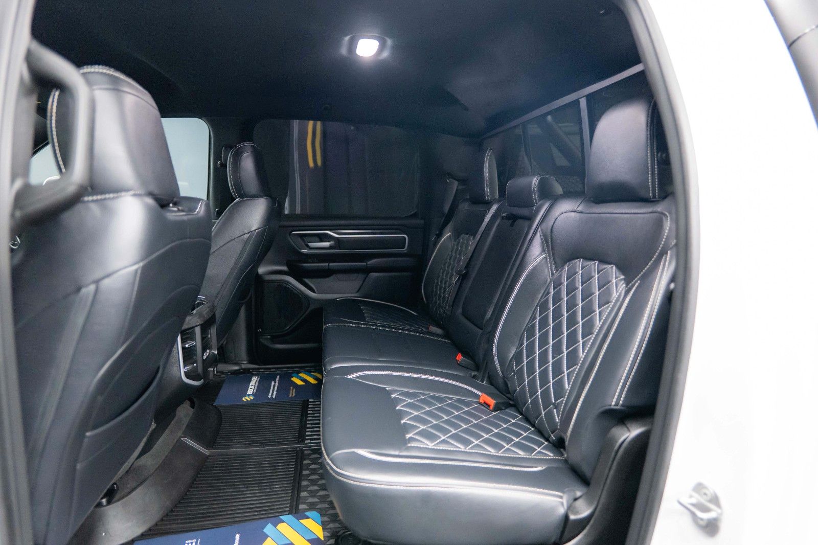 Fahrzeugabbildung Dodge RAM 5.7 V8 HEMI 4x4 OFFROAD Night-Paket *LED*