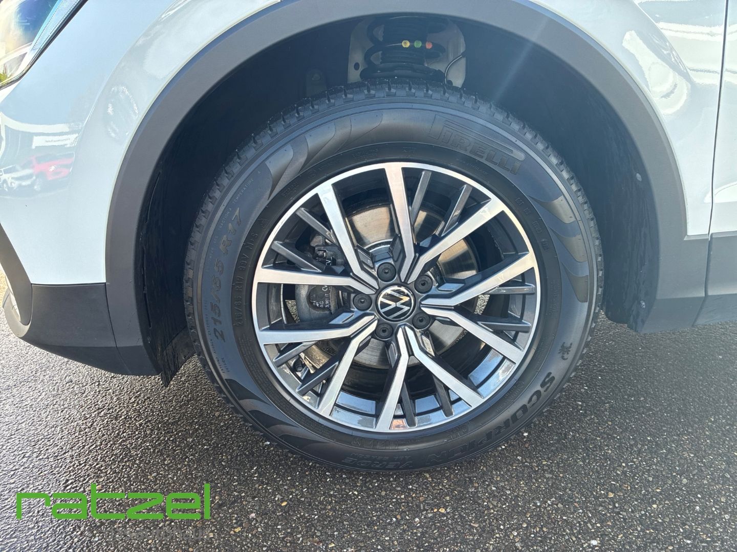 Fahrzeugabbildung Volkswagen Tiguan Life 2.0 TDI DSG AHK-klappbar Navi LED AC