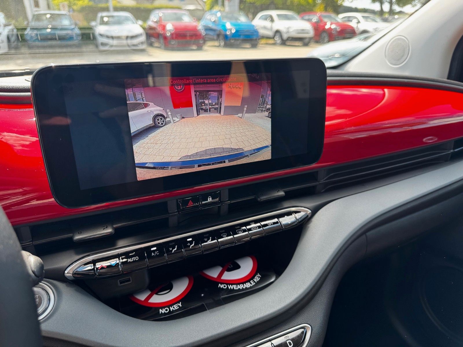 Fahrzeugabbildung Fiat 500e Hatchback MY25-RED 42kWh Kamera Sitzheizung