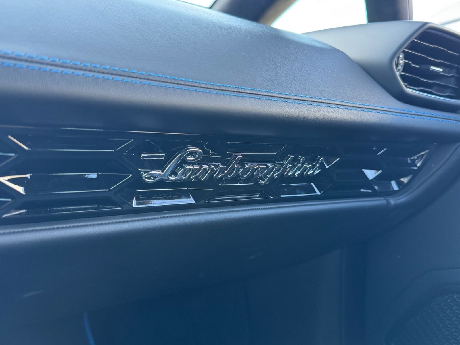 Fahrzeugabbildung Lamborghini Huracán EVO V10 /LIFT/SENSONUM/KAMERA/ACC