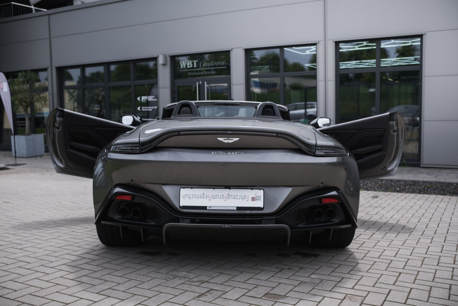 Fahrzeugabbildung Aston Martin V8 Vantage-Roadster-AM Spezialfarbe-Sport Plus.