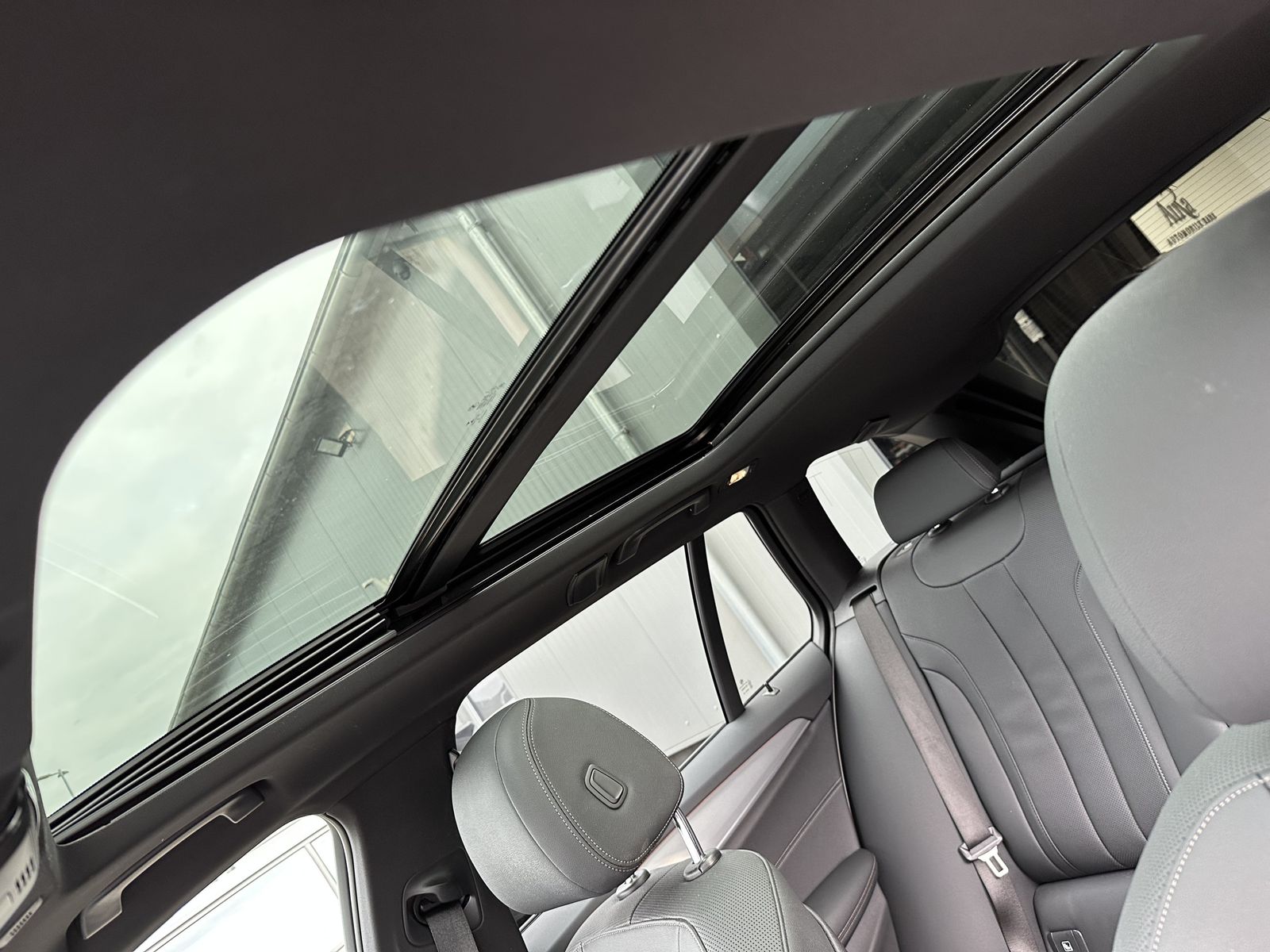 Fahrzeugabbildung BMW 520d Touring xDrive M-Sport NAV+LED+PANO+KAMERA
