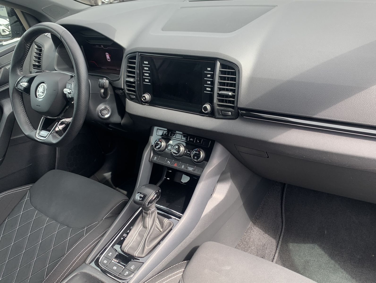 Fahrzeugabbildung SKODA Karoq 2.0 TDI*Sportline*4x4*AHK*Pano*Cam*CANTON*