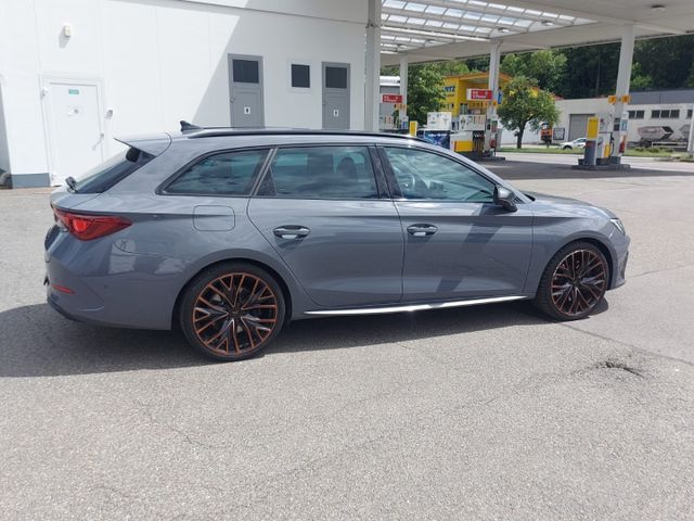 Leon *Sportstourer VZ/e-Hybrid /AHK-klappbar/LED