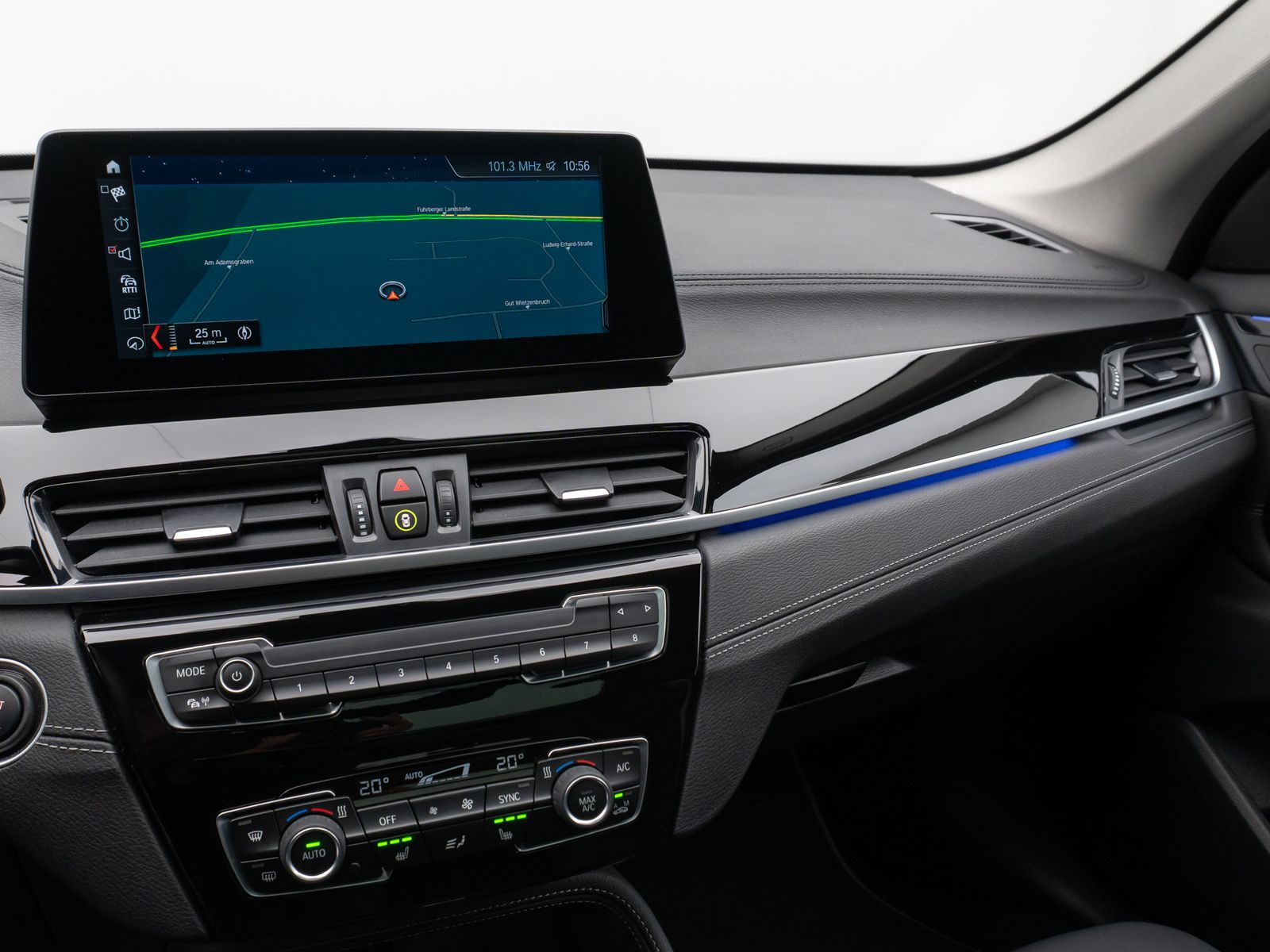 Fahrzeugabbildung BMW X1 xD20d Sport Line Panorama Kamera HUD DAB AHK